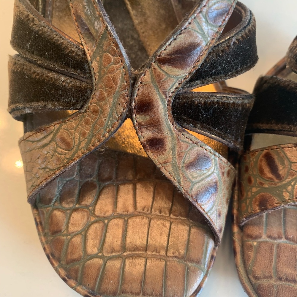 Donald Pliner brown leather and suede heels. Excellent condition lightly worn.